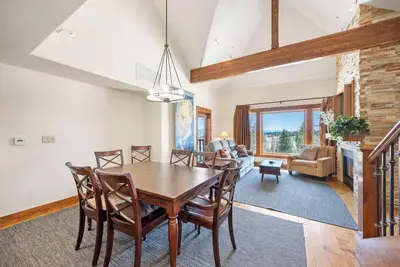 Image de Comfortable 2 Br Condo with Fireplace and Patio