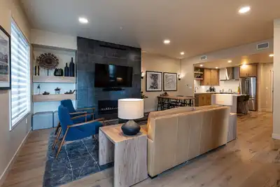 Image de Stylish 1 Br Condo in The Village| Ideally located