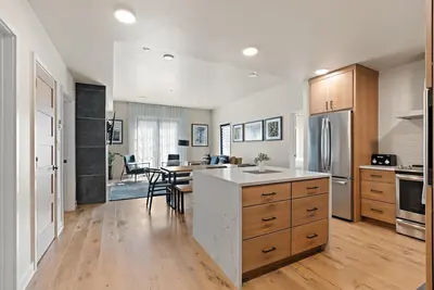 Image de Luxurious Condo| Fireplace and Balcony