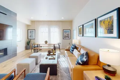 Image de Peaceful Condo| Fireplace and Private Balcony