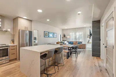 Image de Cozy Condo | Fireplace and Private Balcony