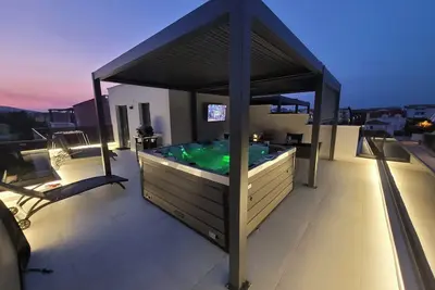 Image de 4 Sterne Ferienhaus La Vue Vodice mit Dachterrasse, Lamellenpergola und Jacuzzi