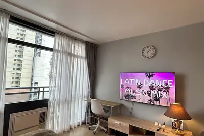 Image de Maison à Makati avec piscine et balcon. 5 minutes du des bars et du resto !