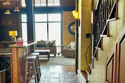 Image de Beautiful Natchez Condo one block from the Mississippi River that offers it all.