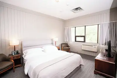 Nomi - 302 and 315  King Room