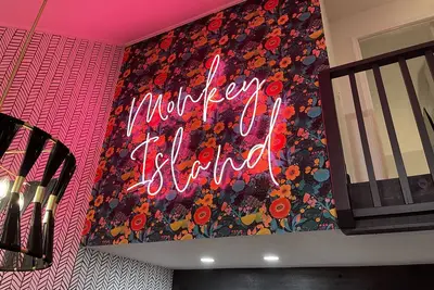 Image de Adorable Funky Lakefront Property on Monkey Island