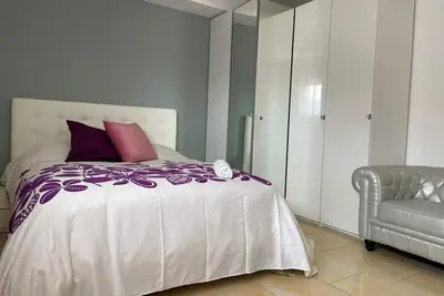 Image de Chambre à 30 minutes de Barcelone avec salle de bain et piscine partagées.