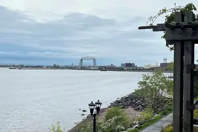 Image de Location and panoramic lake views will make for an unforgettable experience.