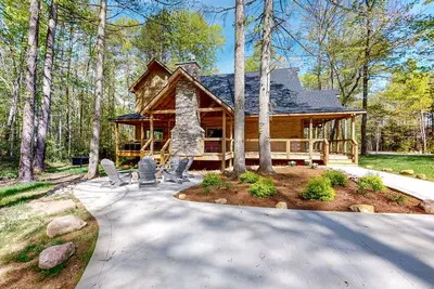 Image de Lodge w/ indoor pool, outdoor Tv lounge & hot tub, & free attraction tickets