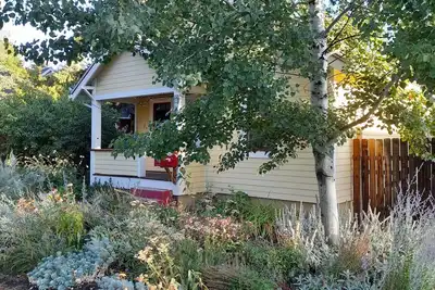 Image de Just 3 blocks from Main Street of Downtown Bozeman with large private yard!