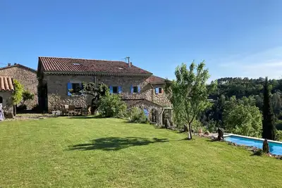 Image de Les Cigales á Mas de la Giralde. Gîte pour 2/4 personnes avec piscine et vue