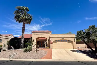 Image de Mountain-view home with shaded patio, large yard, on-site golf & tennis