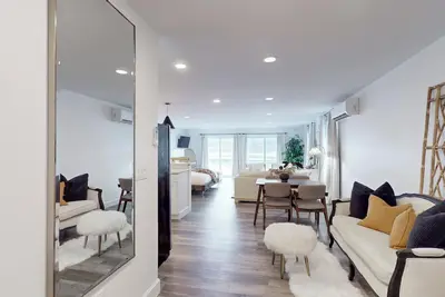 Image de Lakefront retreat at out stylish studio apartments!