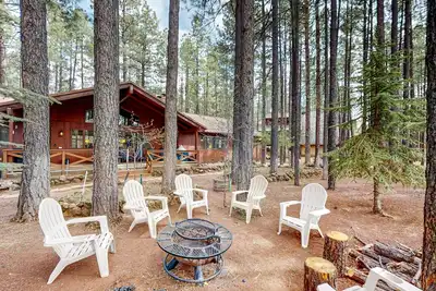 Updated Large Cabin with Golf Course views, a Private Hot Tub & Game Room