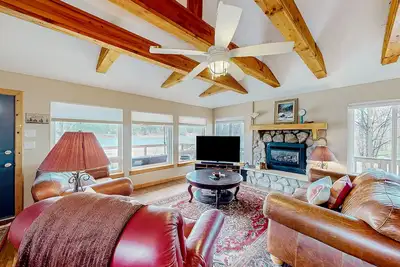 Image de Dog-friendly house with lake & mountain view, fireplace, balcony & gas grill