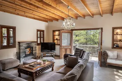 Image de Troodos Mature Pine Chalet