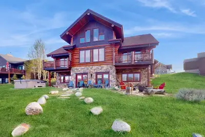 Image de Stunning waterfront home w/ beautiful mountain views, private hot tub