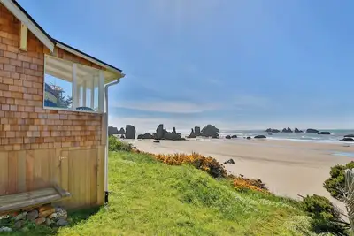 Image de New 2024 Darling 1930s beach cabin-newly remodeled