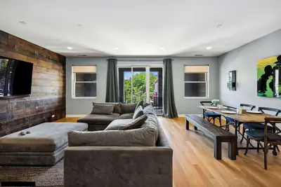 Image de Stay in the heart of East Lakeview on Halsted!