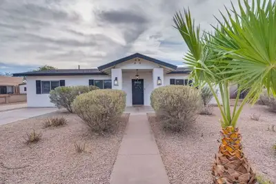 Image de Pool & Hot Tub / Midtown / 5 Br 3 Ba / Game Room