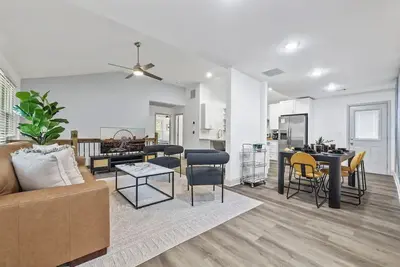 Image de The Suite Escape; Luxe- Modern Living in Metro Atl\n\n
