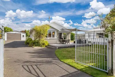 Image de Boats and Brews with Wi-Fi, located at Rainbow Point. Parking for the boat and other lake toys. Large outdoor space at rear. Indoor wood burner for cooler days