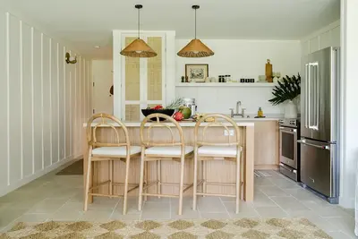 Image de Dreamy Designer Elegance on golf course, walk to beach and resort. Sleeps 4.