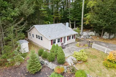 Image de The Ultimate Getaway at a Charming Two-Bedroom Lakeside Cottage on Winnipesaukee