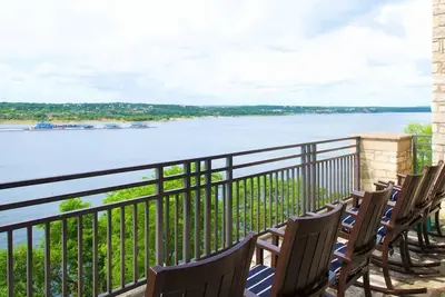 Image de Unwind in Style and Comfort! Onsite Parking, Outdoor Pool!