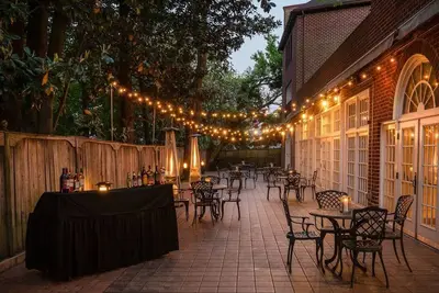 Image de 2 Historic Ambiance Stays Perfect for Romantic Getaways - Pets Allowed!