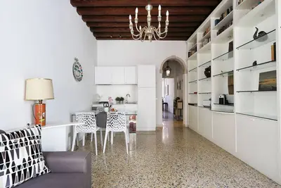 Image de Cozy apartment of 55 sqm located on the second floor of a Venetian building without a lift (stairs to access), for 4 people. The accommodation is located in the Dorsoduro area, near the Papadopoli Gardens, Santa Lucia station and Piazzale Roma. In a short
