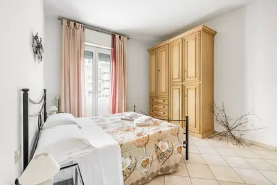 Image de Cozy apartment of about 60 sqm, for up to 4 people, located on the second floor of a building with a lift (some steps to access). The apartment is located in a quiet residential area, less than 10 minutes on foot from the Cascine Park, and well connected
