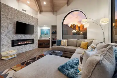 Image de New! Pure Luxury: Fireplace + Hot Tub + Views!