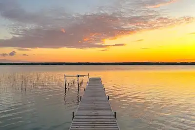 Image de Experience Lakeside Luxury: Your Ultimate Retreat Awaits on Long Lake!