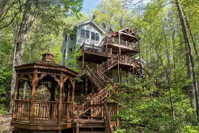 Image de Tuckasegee Chateau - Private River Access with Rafting and Tubing!