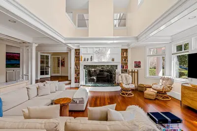 Image de Dazzling 2-acre estate with Carriage House, pool, hot tub & pickleball/tennis