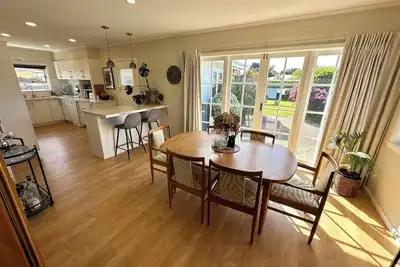 Image de Sunny & Cosy Napier Home!