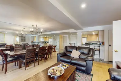 Image de Spacious, mountain view condo next to golf/Nordic skiing with pool & hot tub