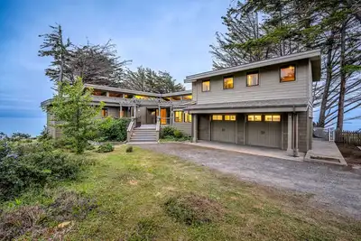 Image de Blufftop home with hot tub & forever oceanfront views & private cottage