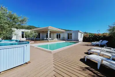 Image de Villa spacieuse avec piscine privée