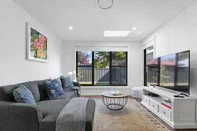 Image de Mally on March - Close to Central, Chic Elegance