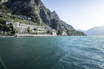 Image de Villa Claraluna A: A bright and sunny two-story apartment located right on the Garda Lake, with Free Wi-Fi.