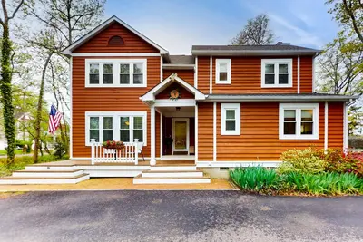 Image de Water-view escape with Wfh desk & entertainer's deck - dog-friendly