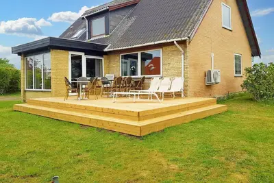 Image de Summer cottage tucked away in coastal area