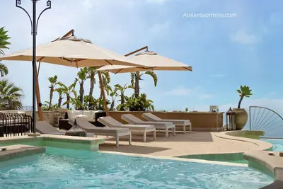 Image de Spacious villa with pool