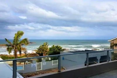Image de Breaker views on Manaba's main beach.