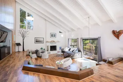 Image de Beautiful 3 Bed, 2 Bath Monthly Rental on Happy Hill! Pet-Friendly Too!