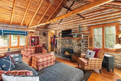 Image de Serene Lakeside Cottage with Stunning Sunsets, Just Minutes from Charlevoix!