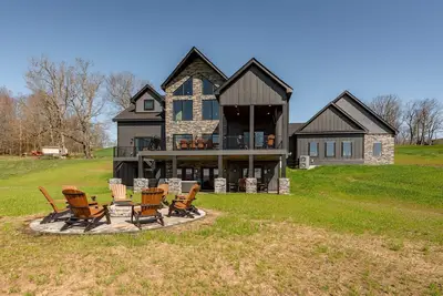 Image de The Crooked Oak Lodge - Deep Creek Lake - Indoor Pool & Hot Tub - Dogs Welcome