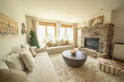 Image de Modern Condo with a Short Walk to the Village!